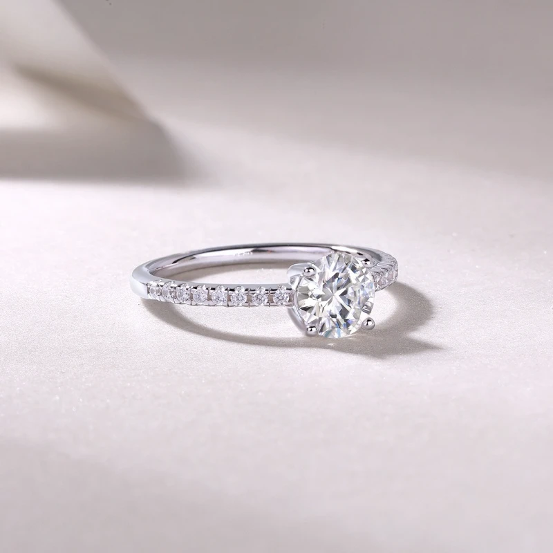 Luxury Half-Pave Setting Round Moissanite Engagement Rings Gift for Her
